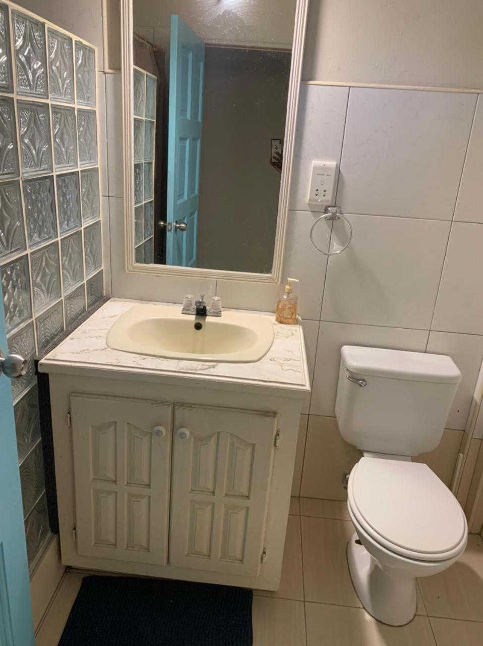 Edward John Apartmental Rental Property Kingstown Zewnętrze zdjęcie